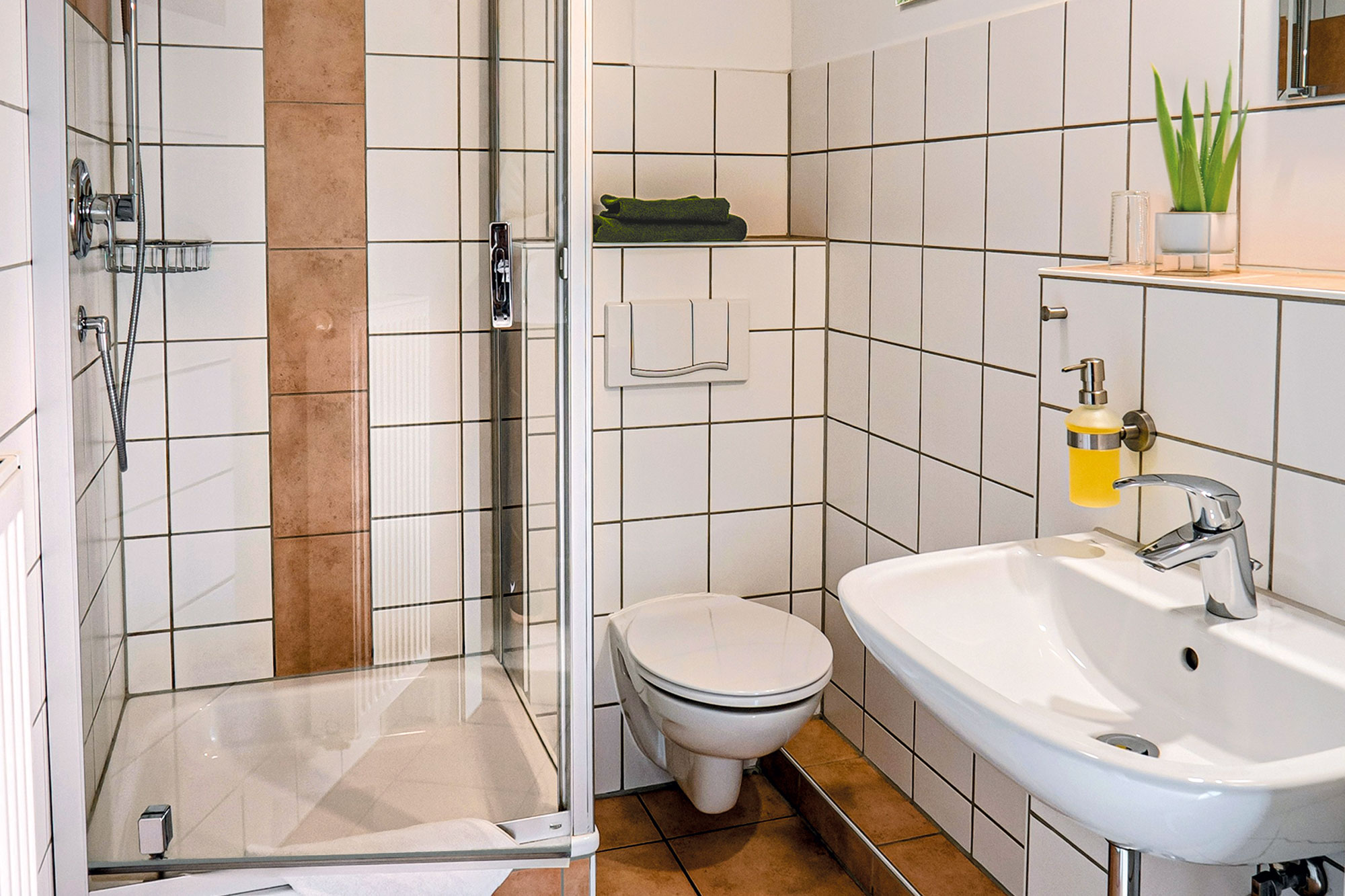 Bad mit Dusche und WC