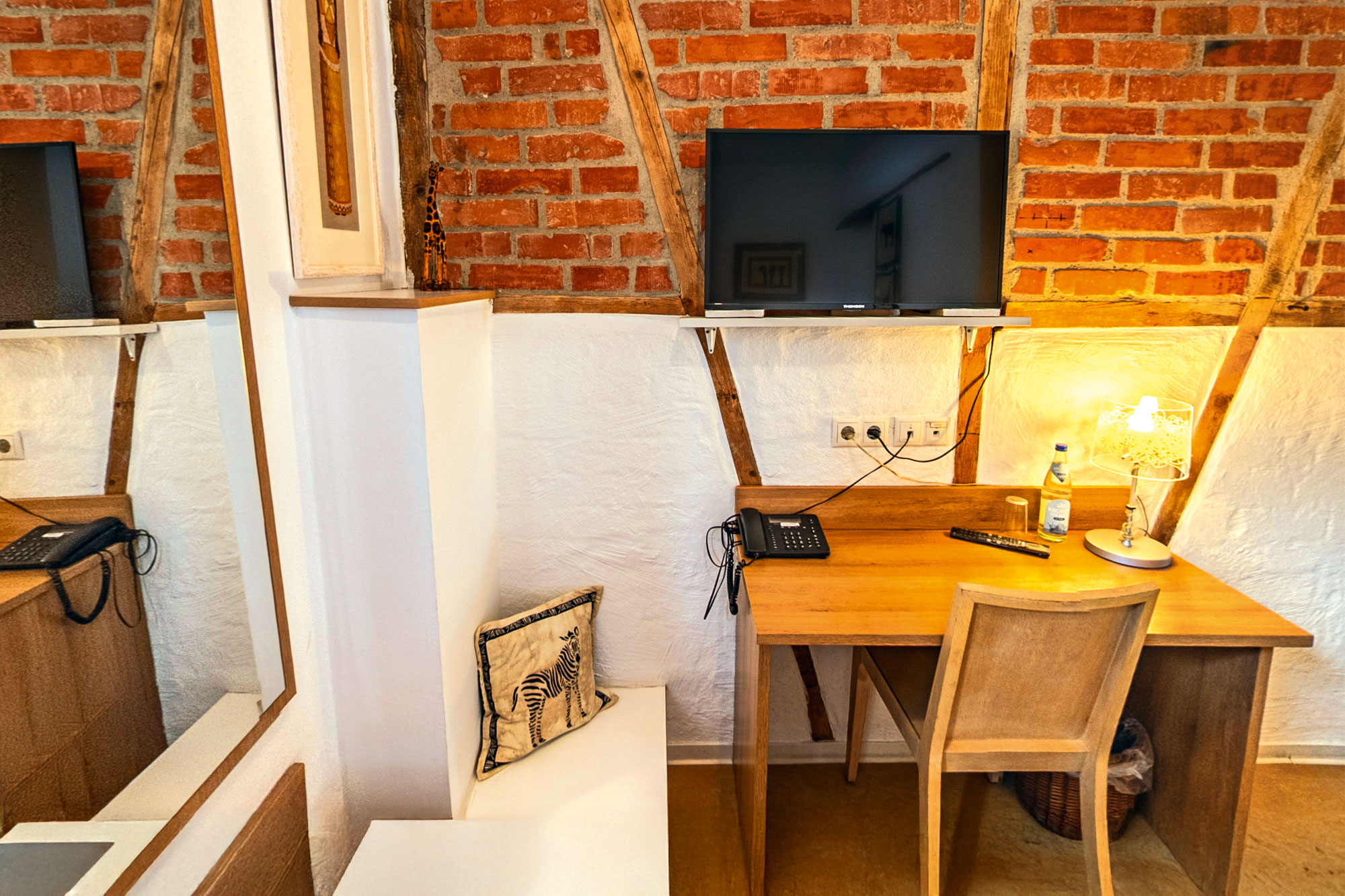 Schreibtisch und Flachbild-TV im  Doppelzimmer